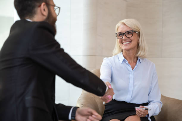 empresarios multirraciales que comienzan a cumplir reuniones de negocios o apretón de manos de entrevistas de trabajo - opportunity handshake job business fotografías e imágenes de stock