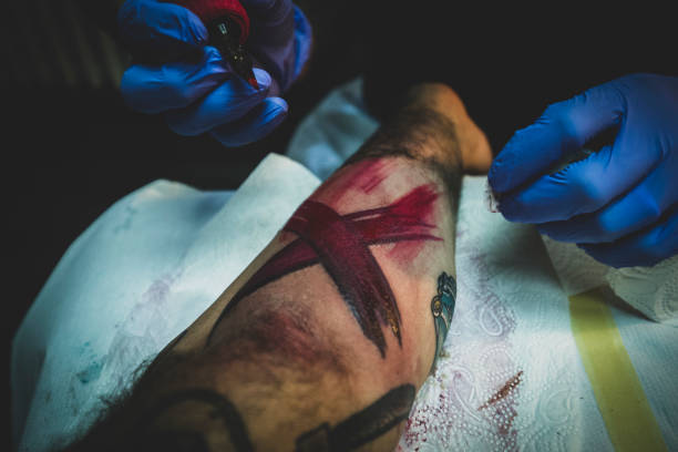 istock Tattoo artist coloring a tattoo 1186193188
