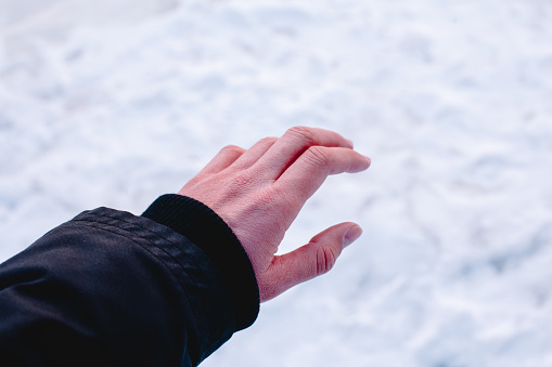 Risk of frostbite of hand or fingers outdoors during cold weather because of frost in winter
