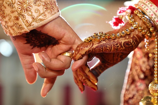 Ritual de la boda hindú en el que la mano de los novios photo