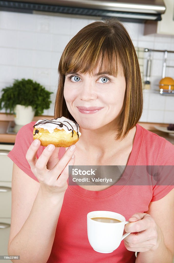 Jovem mulher desfrutar de uma Xícara de café e o donut - Royalty-free Adulto Foto de stock