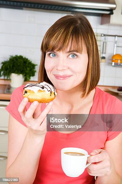 Jovem Mulher Desfrutar De Uma Xícara De Café E O Donut - Fotografias de stock e mais imagens de Adulto