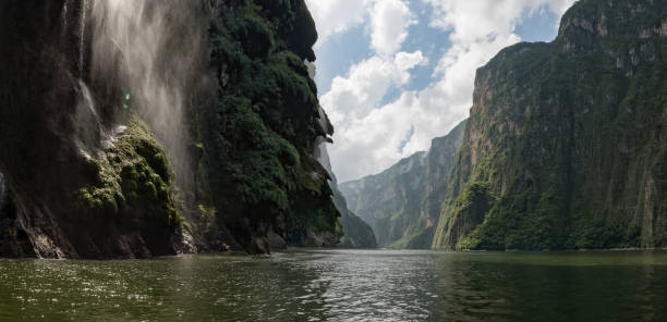 Panoramic view of the Christmas tree waterfall and Sumidero canyon The Sumidero Canyon is a spectacular place with beautiful views and lots of wildlife.  It is one of the places to visit at least once in a lifetime mexico chiapas cañón del sumidero stock pictures, royalty-free photos & images