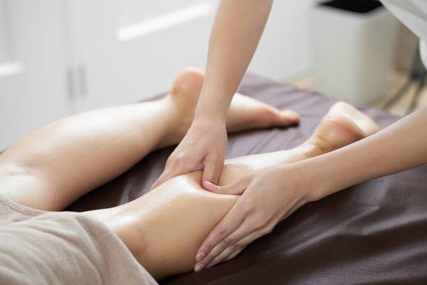 japanese woman receiving foot massage - pampering massaging indoors adult imagens e fotografias de stock