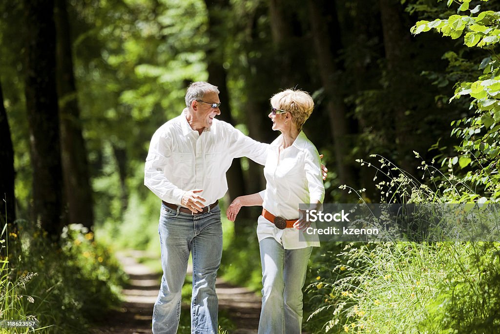 Pareja madura feliz al aire libre - Foto de stock de Abrazar libre de derechos