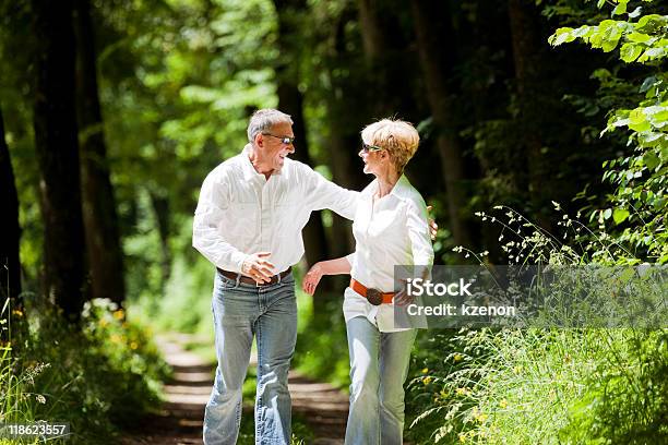 Pareja Madura Feliz Al Aire Libre Foto de stock y más banco de imágenes de Abrazar - Abrazar, Actividades recreativas, Adulto