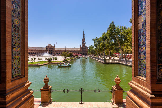 touristen in ruderbooten auf den kanälen der plaza de espaa in sevilla, spanien - seville water spain european culture stock-fotos und bilder