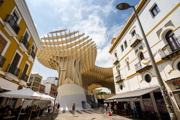 Estrutura de madeira do parasol de Metropol em Sevilha, Spain - foto de acervo