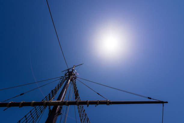 스페인의 크리스토퍼 콜럼버스 의 보트 의 복제본에서 돛대를 올려다 - replica nina ship 뉴스 사진 이미지