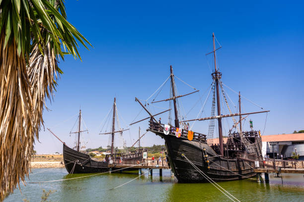 molo carabel jest domem dla replik łodzi krzysztofa kolumba w hiszpanii - replica nina ship zdjęcia i obrazy z banku zdjęć