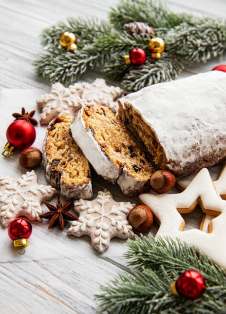 рождественский столлен на деревянном фоне - christmas stollen christmas pastry baked стоковые фото и изображения