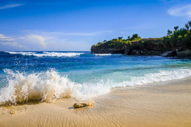 praia ideal, console de nusa lembongan, bali, indonésia - nusa lembongan bali island beach - fotografias e filmes do acervo