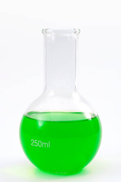 cristalería de laboratorio, experimento científico e idea conceptual de laboratorio de química con matraz de fondo redondo que contiene líquido verde aislado sobre fondo blanco con recorte de trayectoria de recorte - round bottom flask fotografías e imágenes de stock