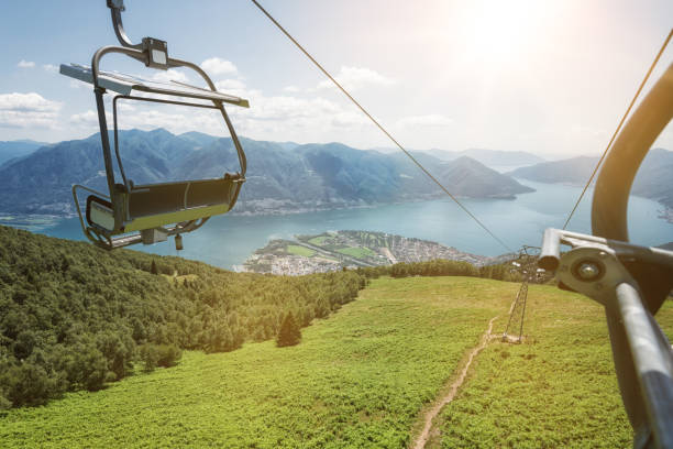 vue panoramique sur un télésiège de la montagne cardada-cimetta suisse - locarno photos et images de collection