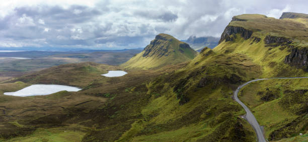 panoramiczny obraz spektakularnej scenerii quiraing na wyspie skye w lecie, szkocja - quiraing needle zdjęcia i obrazy z banku zdjęć