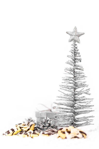 arbre de noel métallique, boîte de cadeau et biscuits sur la neige blanche, copyspace - cookie christmas shortbread christmas tree photos et images de collection