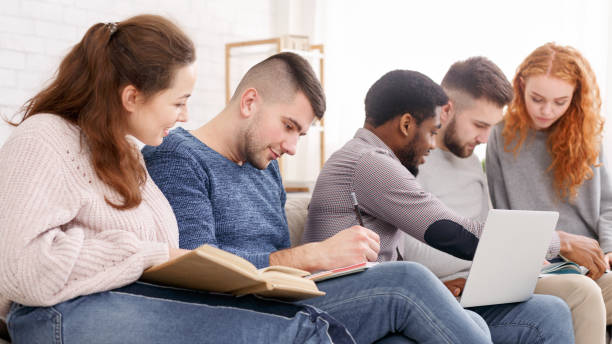 gruppe unterschiedlicher schüler, die sich auf den unterricht vorbereiten - african descent male education indoors stock-fotos und bilder