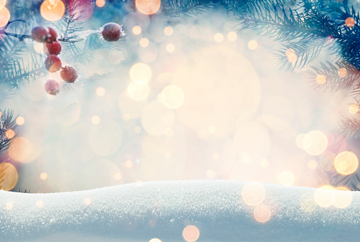 istock Fondo de pino para decoración navideña con nieve y luces desenfocadas 1186292576