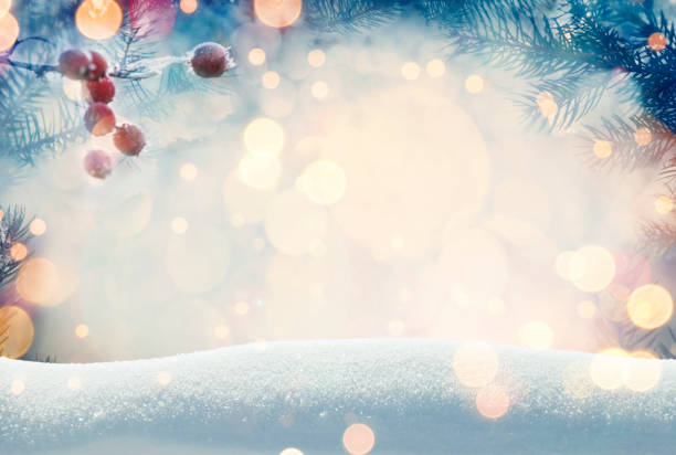 sfondo pino per decorazione natalizia con neve e luci sfocate - inverno immagine foto e immagini stock