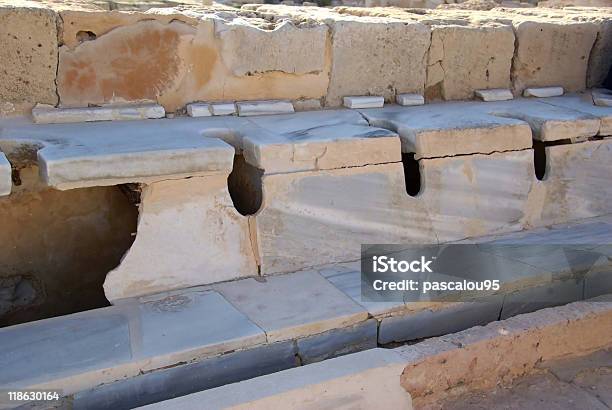 Latrines In Sabratha Libia - Fotografie stock e altre immagini di Antico - Vecchio stile - Antico - Vecchio stile, Gabinetto, Ambientazione esterna