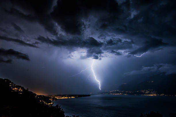 fuertes tormentas eléctricas con relámpagos brillantes sobre lago maggiore en ticino, suiza - lightning thunderstorm city storm fotografías e imágenes de stock