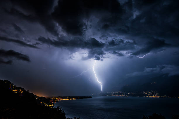 orage violent avec la foudre lumineuse au-dessus du lago maggiore au tessin, suisse - lightning thunderstorm storm city photos et images de collection