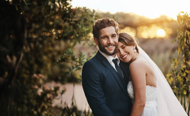 este día es el primero de muchos días hermosos juntos - recién casados fotos fotografías e imágenes de stock