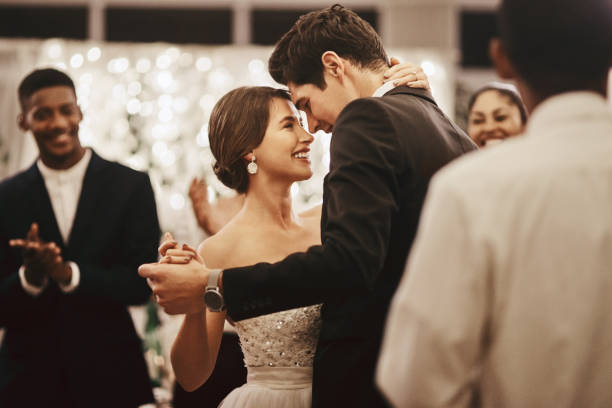 la première danse a été ma partie préférée de la soirée - wedding photos et images de collection