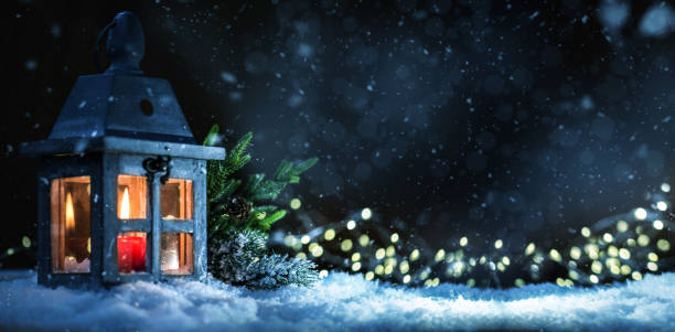 linterna de navidad con vela encendida en la nieve - candle christmas tree candlelight christmas ornament fotografías e imágenes de stock