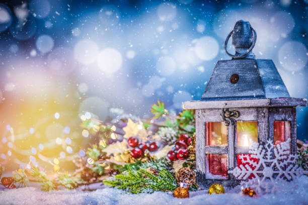 복사 공간이있는 조명 촛불과 크리스마스 장식이있는 랜턴 - lantern christmas snow candle 뉴스 사진 이미지