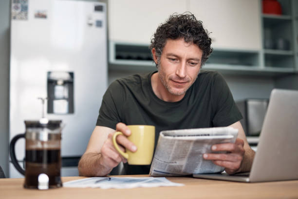 lee el periódico todos los días - reading newspaper break tea fotografías e imágenes de stock