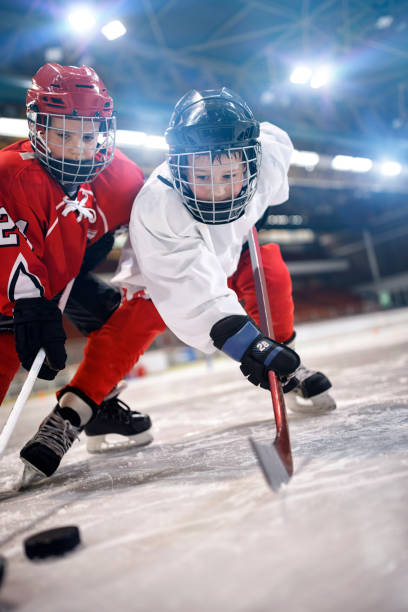 stratégie pour gagner dans le hockey sur glace - ice hockey child childhood little boys photos et images de collection