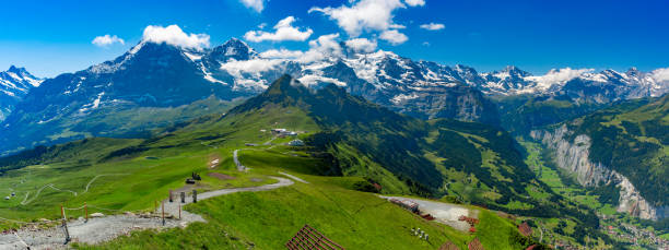 mannlichen di montagna, svizzera - monch foto e immagini stock