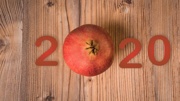 木製のテーブルにオレンジで書く 2020 - dieting planning calendar event ストックフォトと画像