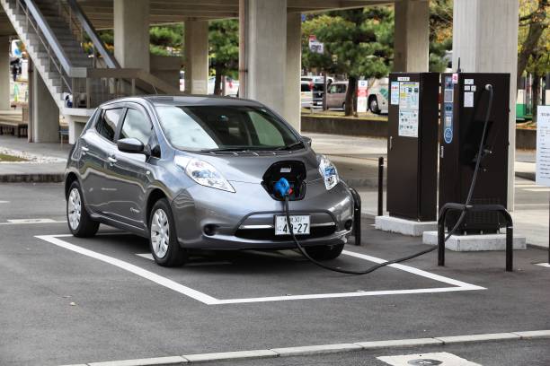 coche eléctrico de japón - nissan leaf fotografías e imágenes de stock