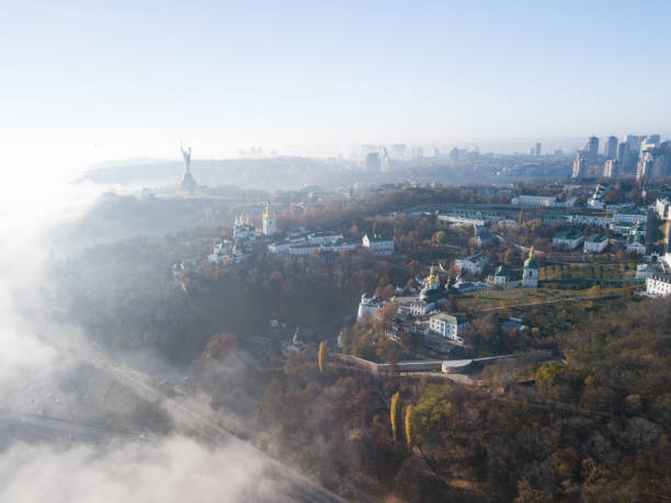 vista aerea kyiv pechersk lavra chiese sulle colline dall'alto con nebbia mattutina, ucraina - kyiv orthodox church dome monastery foto e immagini stock