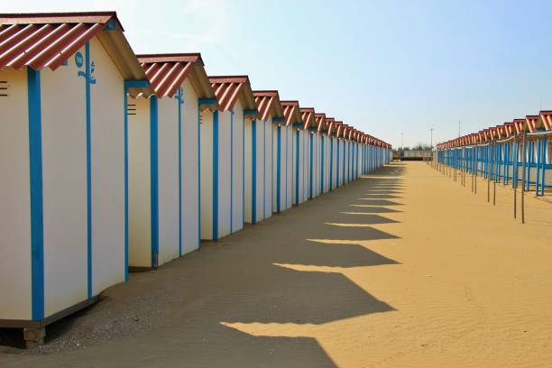 zamknięte chaty na plaży na słynnej plaży lido w wenecji, włochy. - lido zdjęcia i obrazy z banku zdjęć