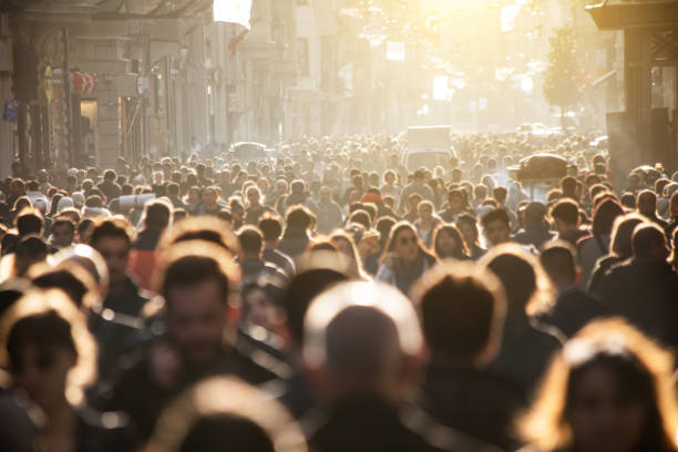 folla offuscata di irriconoscibile per strada - crowd foto e immagini stock