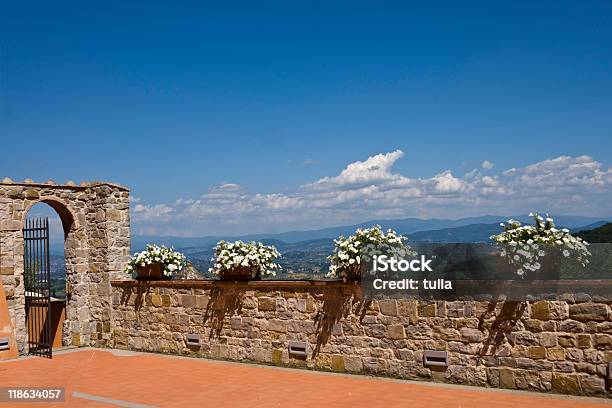 Vista Panorámica De La Campiña Toscana Foto de stock y más banco de imágenes de Aire libre - Aire libre, Casa solariega, Cielo despejado