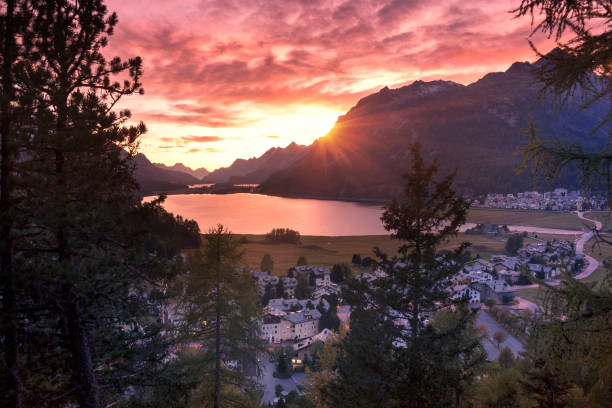 panorama da noite silvaplan. - mountain night switzerland engadine - fotografias e filmes do acervo