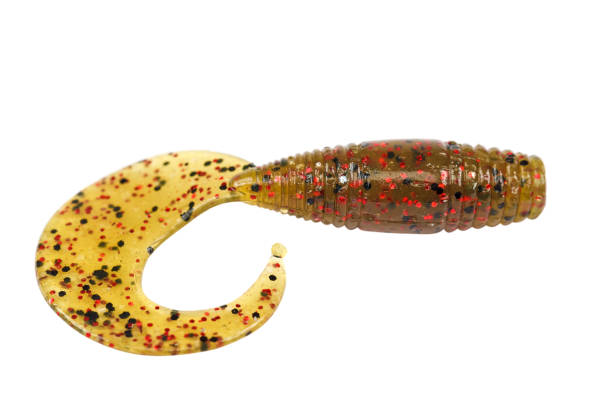 рыбалка приманка силиконовый твистер на белом фоне - fishing worm стоковые фото и изображения