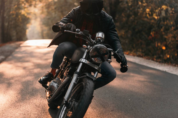 conductor de motocicleta negra - motociclista fotografías e imágenes de stock