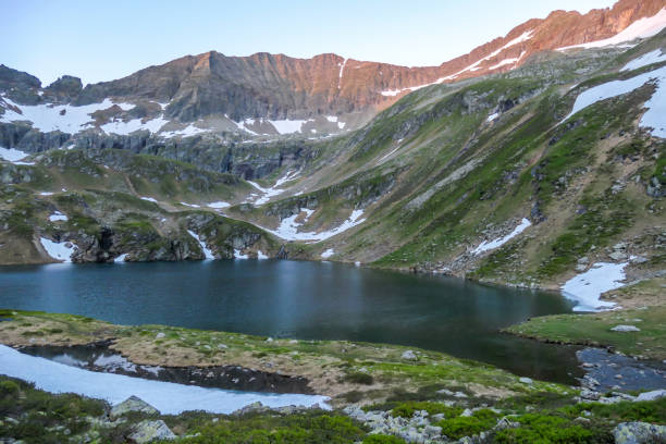 schladming - panorama da mola nas montanhas com uma vista do lago - exploration mountain ice jumping - fotografias e filmes do acervo