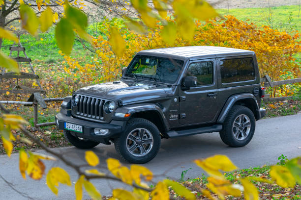 jeep wrangler in autumn scenery - editorial sports utility vehicle car jeep imagens e fotografias de stock