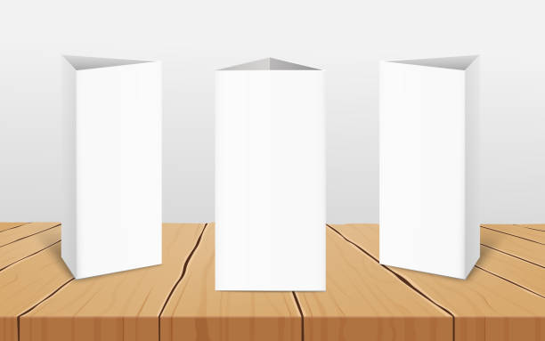 ilustrações, clipart, desenhos animados e ícones de conjunto de três cartões de tenda de mesa vertical em branco maquete vetorial realista. - backgrounds printout business paper
