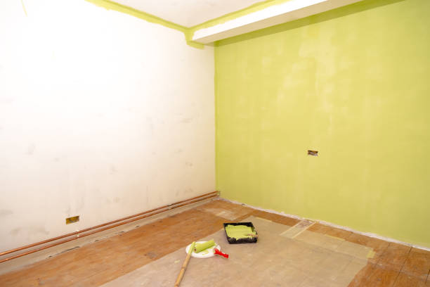 istock Empty room ready for painting. Painting tools an empty room, ready for renovation 1186368494