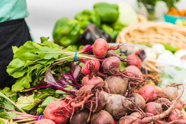 農家市場での販売のためのビート - farmers market agricultural fair agriculture beet ストックフォトと画像