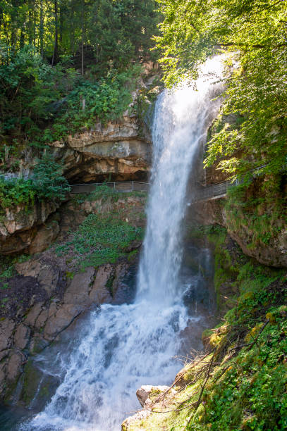 cascate della cascata di giessbach, vicino a brienz, oberland bernese. svizzera. - brienz mountain landscape lake foto e immagini stock