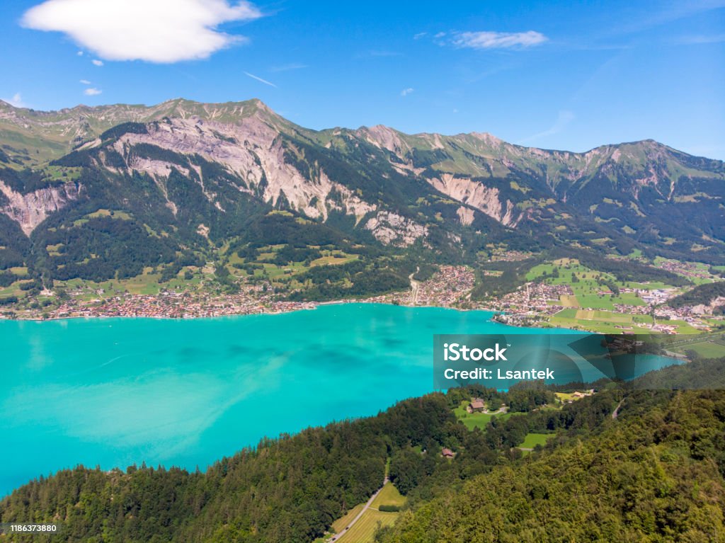 Vue aérienne du lac Brienz, de la ville de Brienz et des Alpes suisses - Photo de Alpes européennes libre de droits