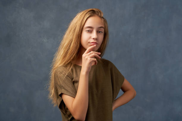 adolescente chica rubia aislada textura pared estudio - teenager adolescence portrait pensive fotografías e imágenes de stock